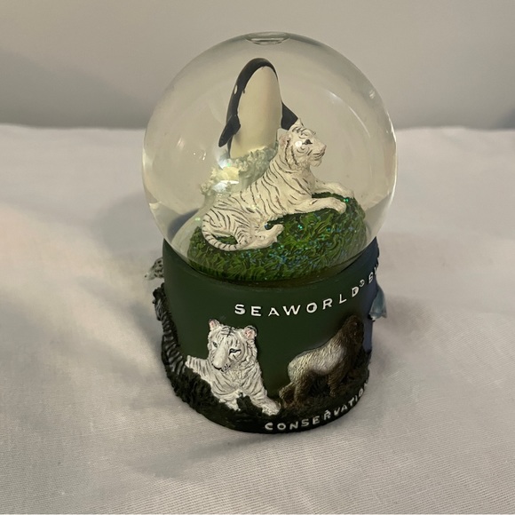 NEW Sea World / Busch Gardens “Conservation. It’s In Our Nature” Snow Globe - Picture 2 of 6
